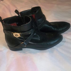 TOMMY HILFIGER TWRANT-R Black Faux Leather Side Zip Ankle Boots Size 7.5 Women